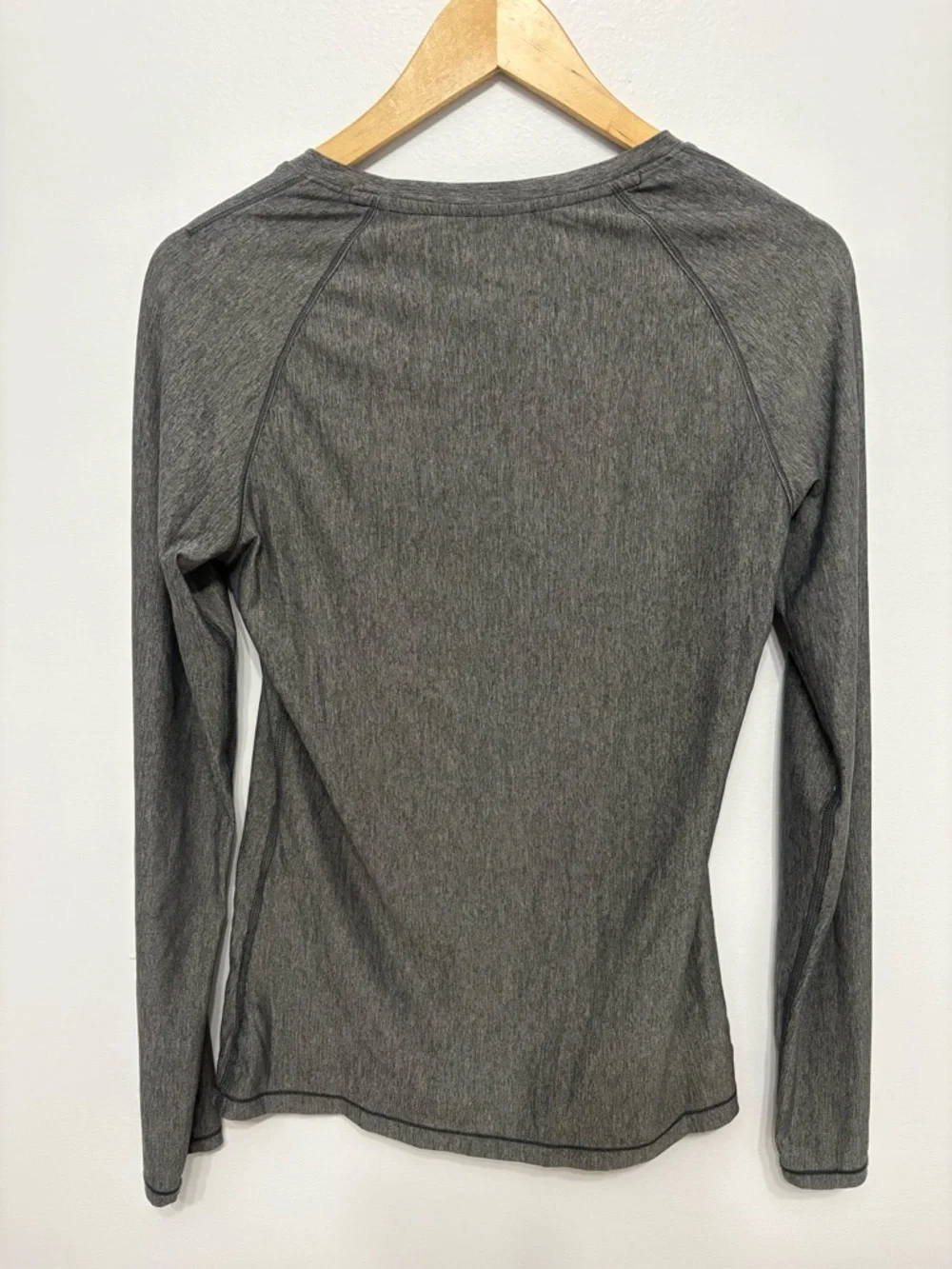 Under Armour Heat Gear Long Sleeve size xsmall / small - Picture 2 of 6